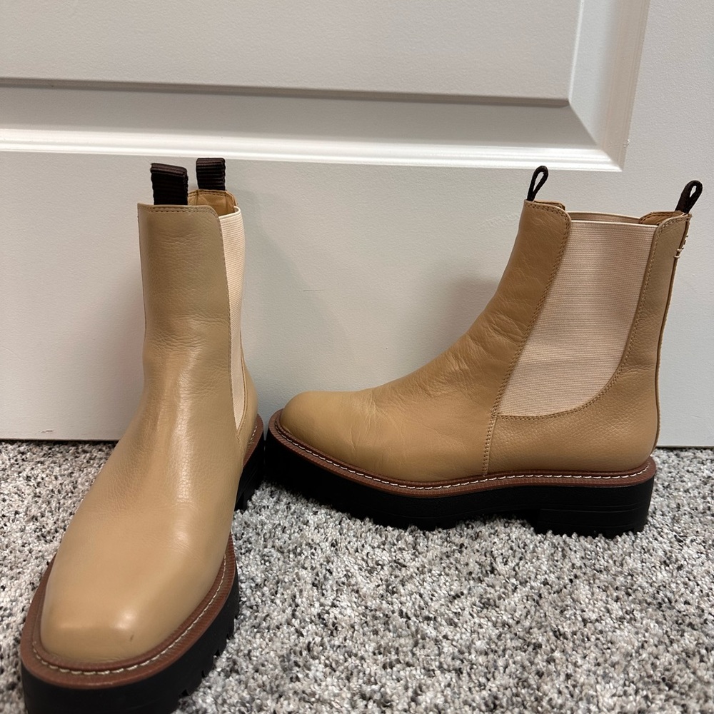 Sam Edelman Chelsea Boot - Picture 2 of 4